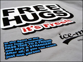 FREE HUGS　Tシャツ　プリント