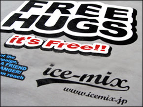 FREE HUGS　Tシャツ　プリント